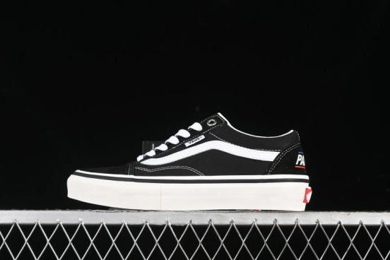Vans Old Skool Low-Top Retro Skate Shoes in Black & White - VN0A5KRXBA2