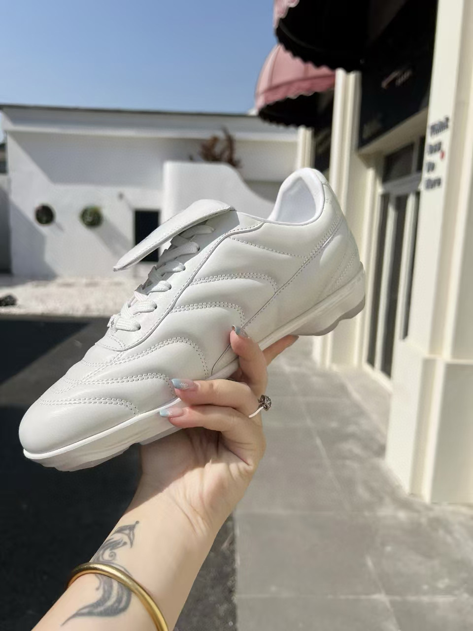 2025 Unisex Louis Vuitton White Leather Sneakers MJ00380