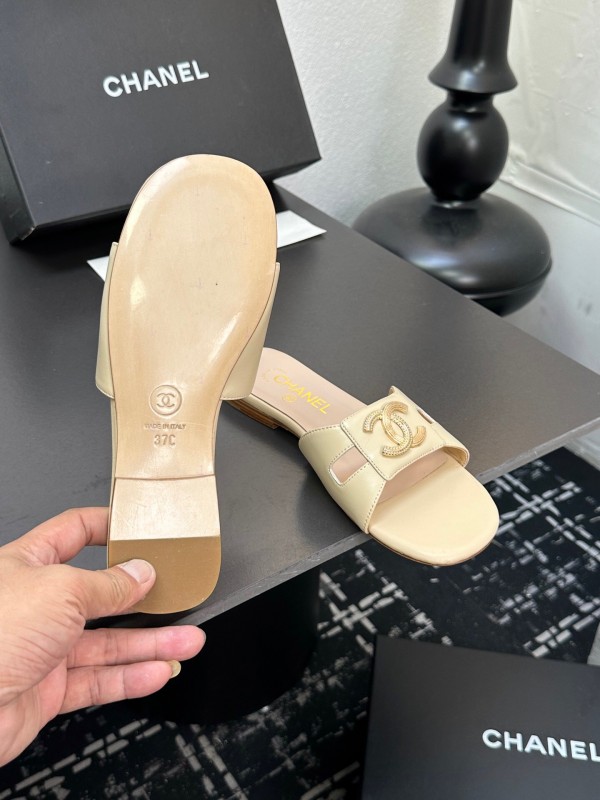 2025 Slippers Chanel Beige Leather Slippers