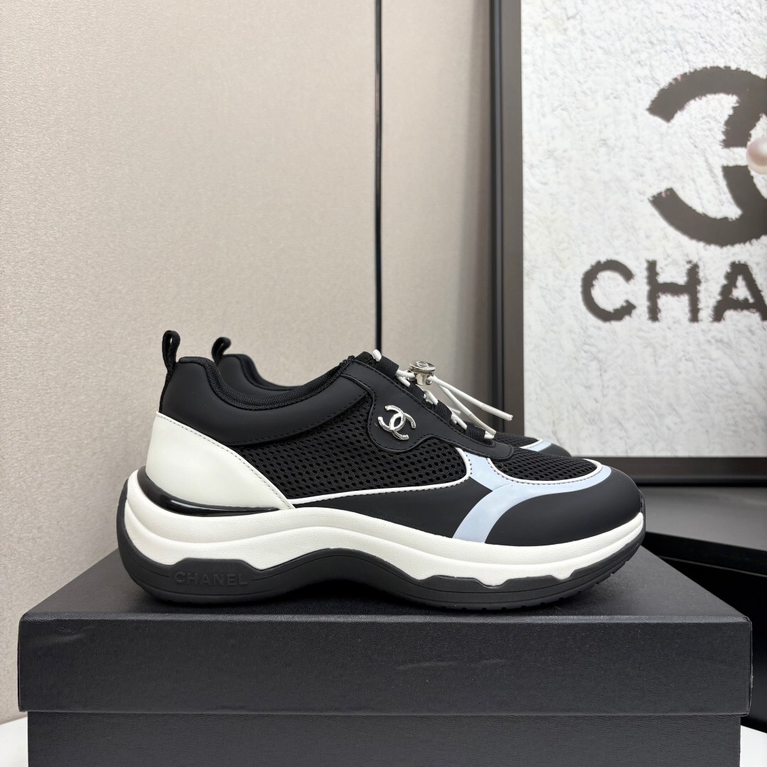 2025 Unisex Chanel Black White Silk Cowhide Sneakers Classic Embroidery