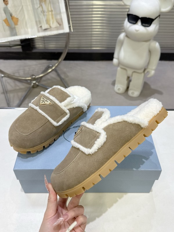 Prada Fall/Winter 2025 New Fur Mule Shoes Triangle Buckle Bread Toe Half Slippers - KFY00270