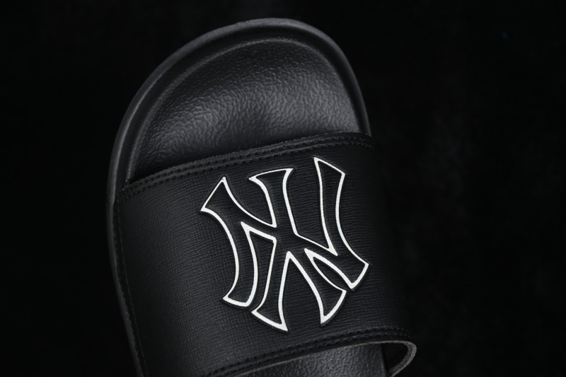 New Era MLB Chunky Mound Basic New York Yankees Summer Casual Slides - 3ALPCMM4N50BKS